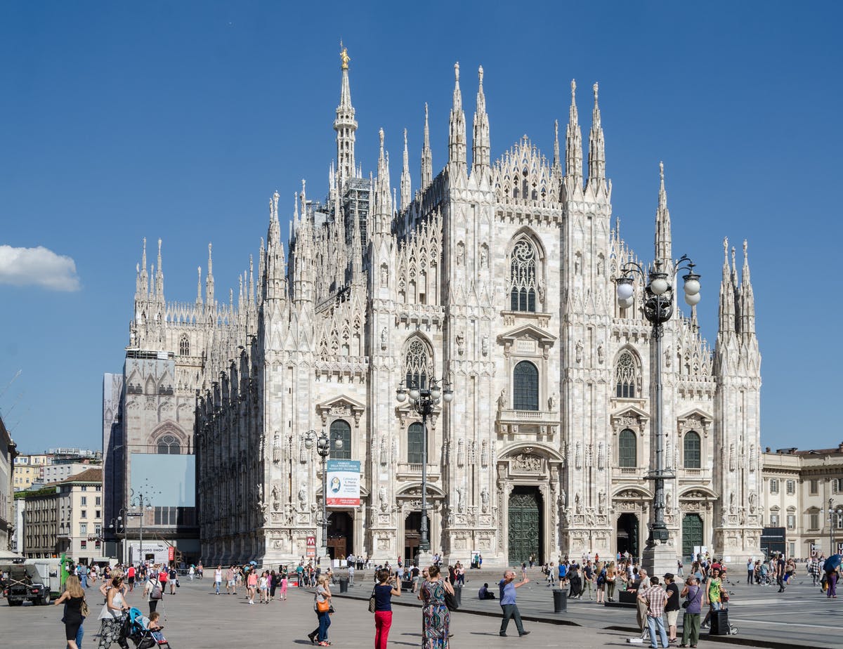 La fachada principal de Duomo desde la Plaza del Duomo