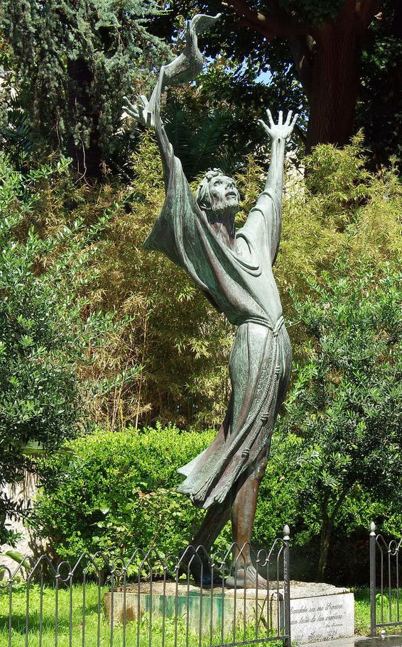 Estatua de bronce en un parque de Sorrento.