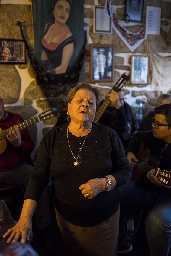 Mujer portuguesa cantado fado en una de las típicas tascas del barrio de Alfama, en Lisboa.