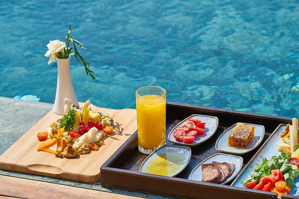 Desayuno junto a la piscina en un Hotel en Manarola.