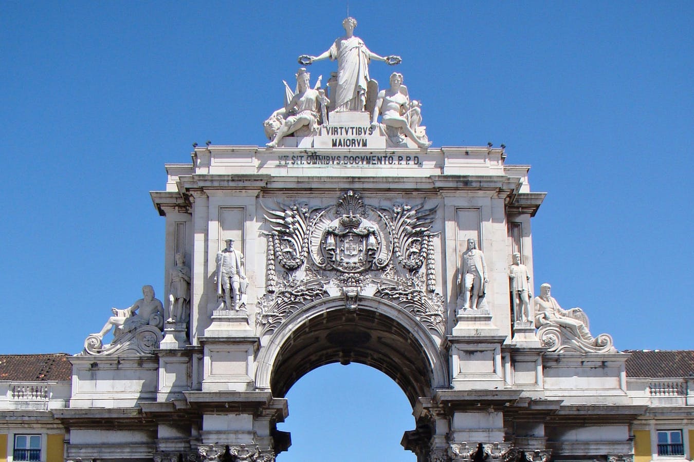 Detalle de la parte superior del Arco de Rua Augusta, en Lisboa; donde se aprecia la inscripción en latín "las virtudes de lo