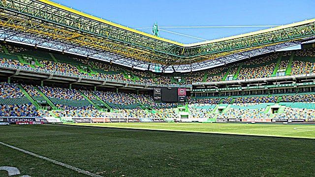 Vista de una parte de la graderia y el campo de juego del estadio José Alvalade, Lisboa.