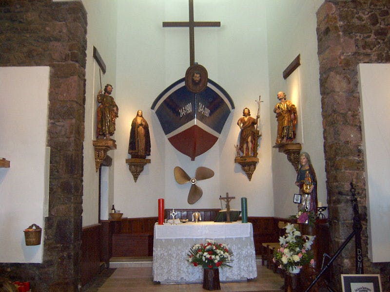 Interior de la ermita de San Juan de Gaztelugatxe, Vizcaya.