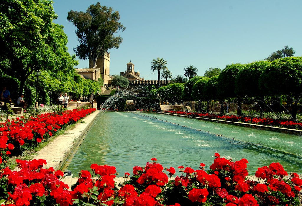 Jardines Alcázar Córdoba y su fuente llena de flores.