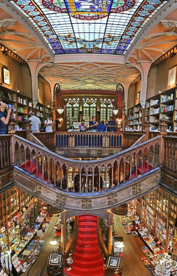 Interior de la librería Lello, Oporto.