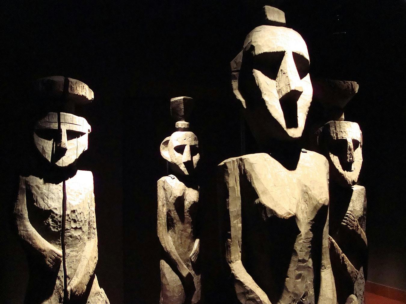 Esculturas tradicionales en Museo Chileno de Arte Precolombino.