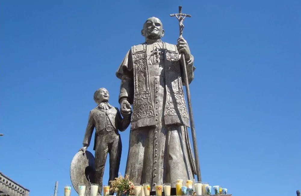 Escultura del Papa Juan Pablo II y niño charro en la Basílica de Zapopan