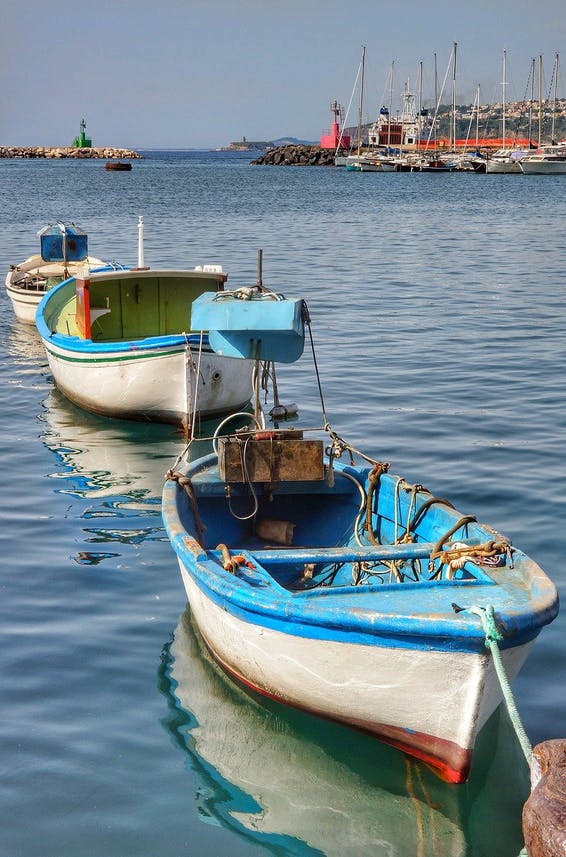 Botes de pesca en el puerto de Cetara.