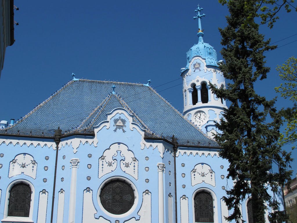 La puerta norte de la Iglesia azul
