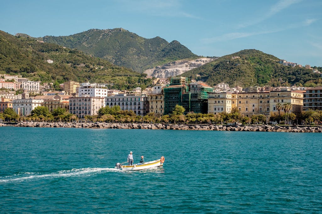 Panorámica de la ciudad de Salerno, Italia, desde el mar