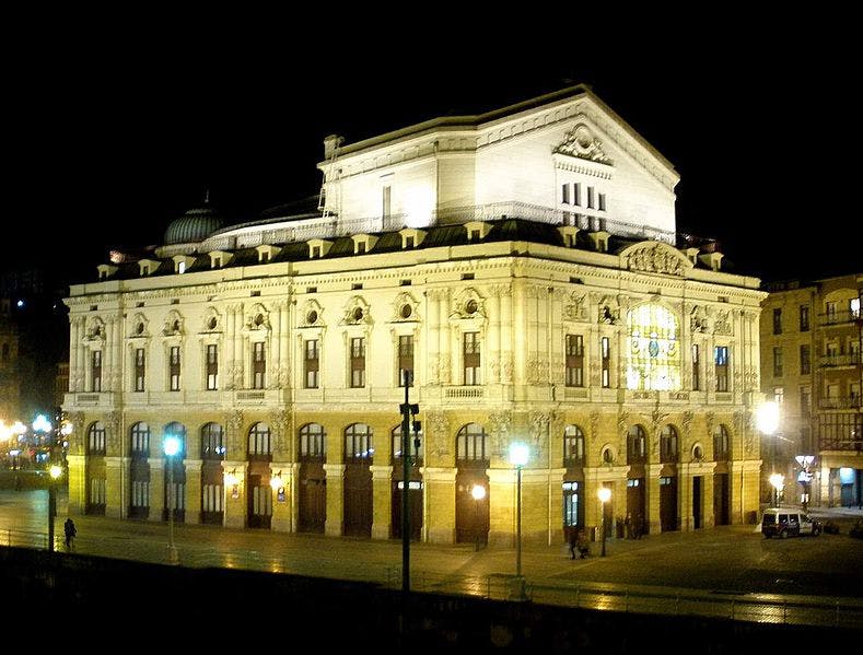 Imagen nocturna de la fachada del Teatro Arriaga, Bilbao.