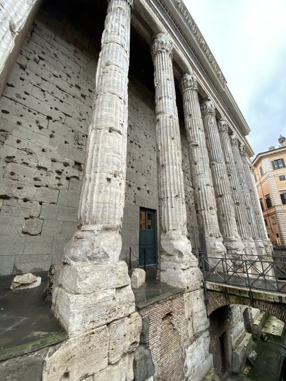 Columnas de la fachada del Templo de Adriano.