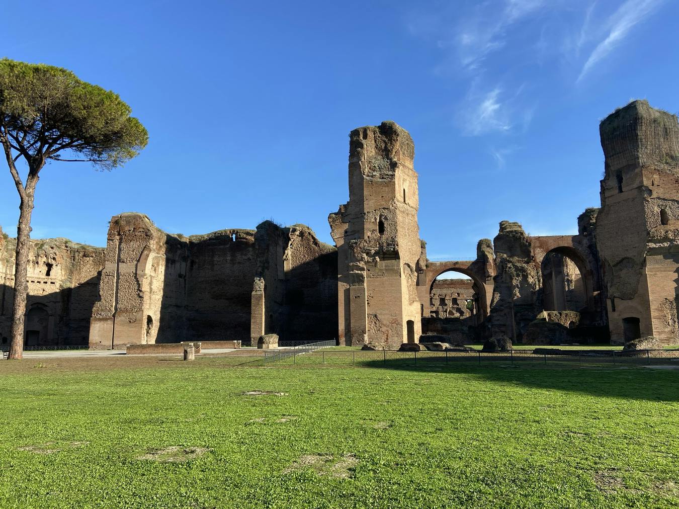 Ruinas de las Termas de Caracalla desde el exterior.