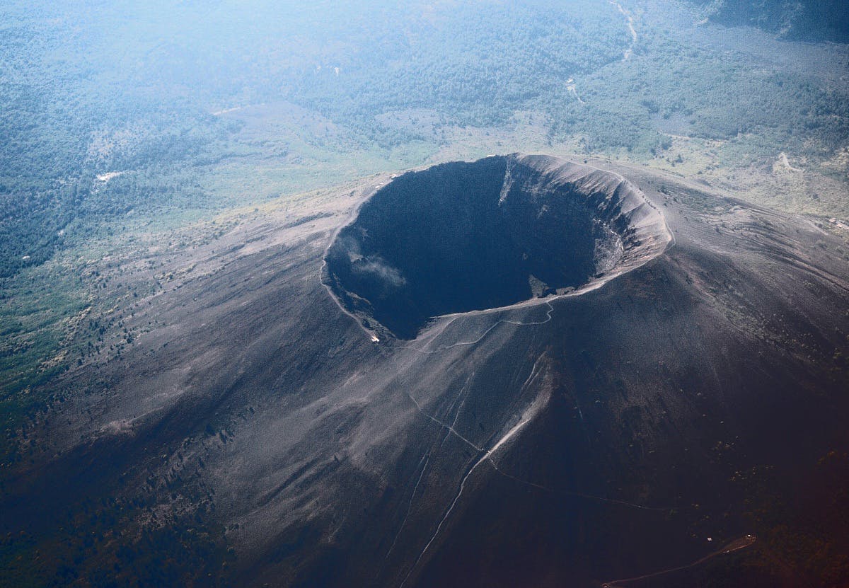 Cráter del volcan Vesubio, Italia.