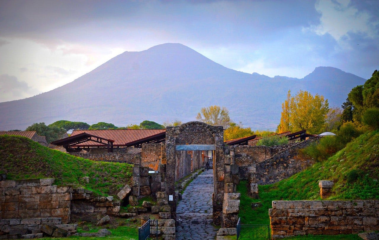 El Vesubio visto desde las ruinas de Pompeya, Italia.