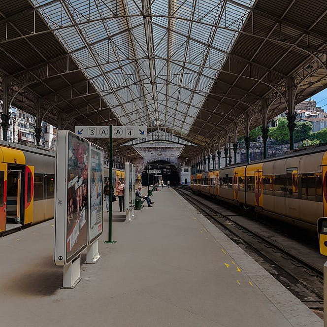 Trenes en la estación de Oporto, Portugal.