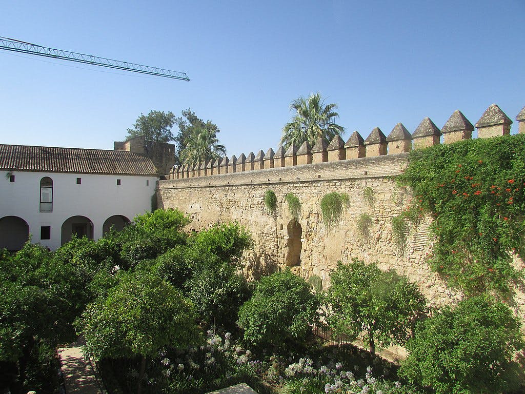 Uno de los muros del Alcázar de los Reyes Cristianos.