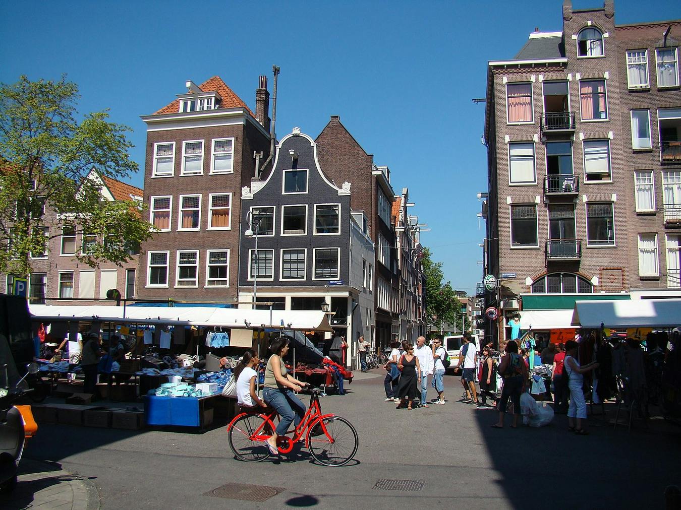 Parada de ropa en el mercado de Westerstraat Markt