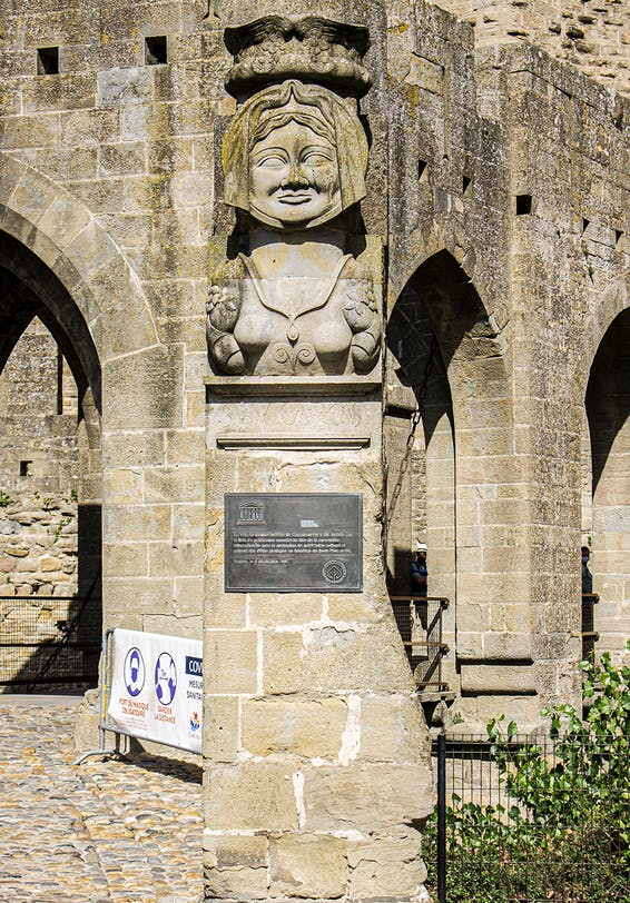 Estatua de la Dama Carcas junto a la Puerta de Narbona de la Ciudadela de Carcasona