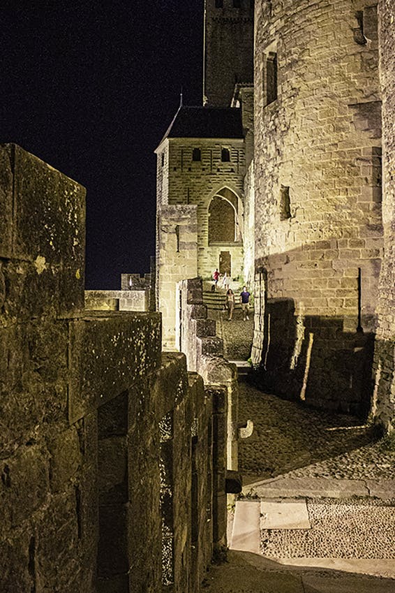 Imagen nocturna de la murallas de la ciudadela de Carcasona.