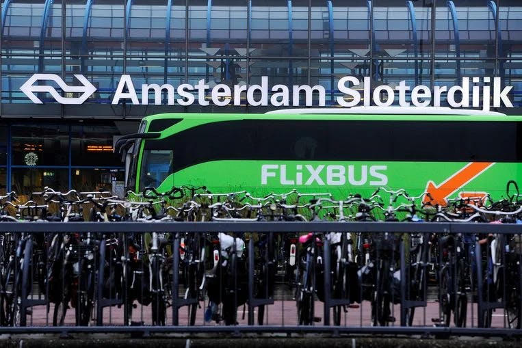 Un FlixBus que parado en la estación de Ámsterdam para salir hacia París.
