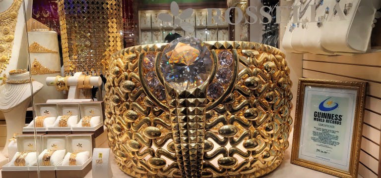 El anillo de oro más grande del mundo en el zoco del oro, Deira, Dubai.