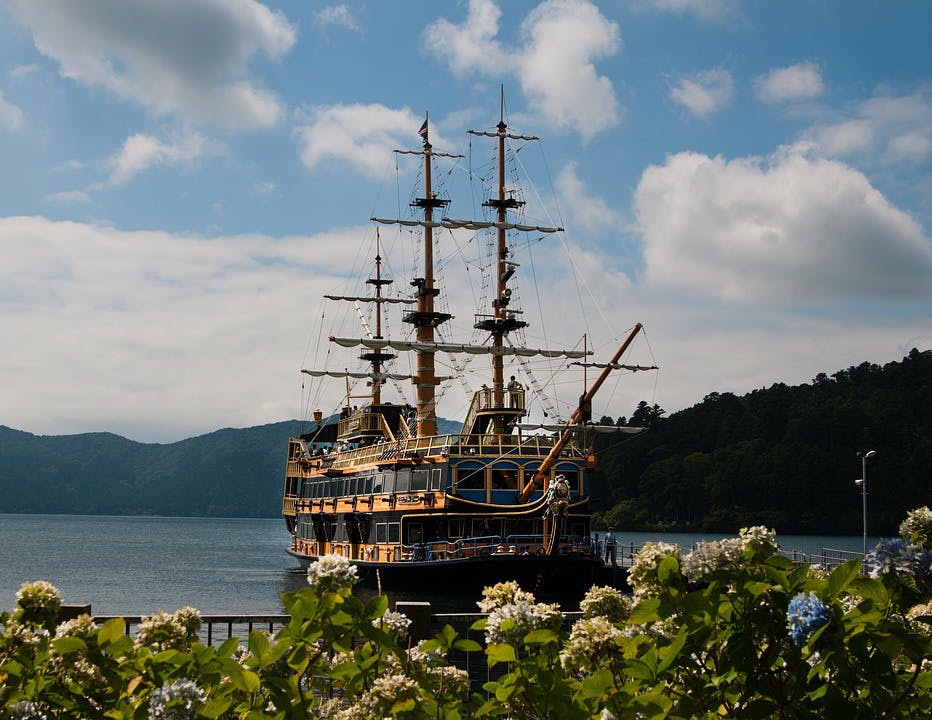 Barco pirata de Hakone navegando por el lago Ashi