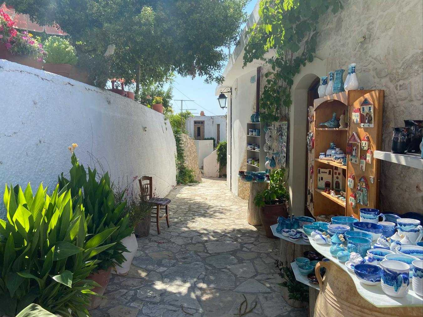 Una exposición de artesanía en una de las calles del pueblo de Margaritas, Creta.