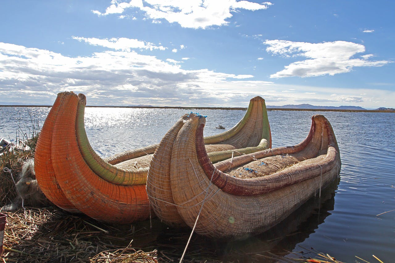 Barcos en el lago Titicaca