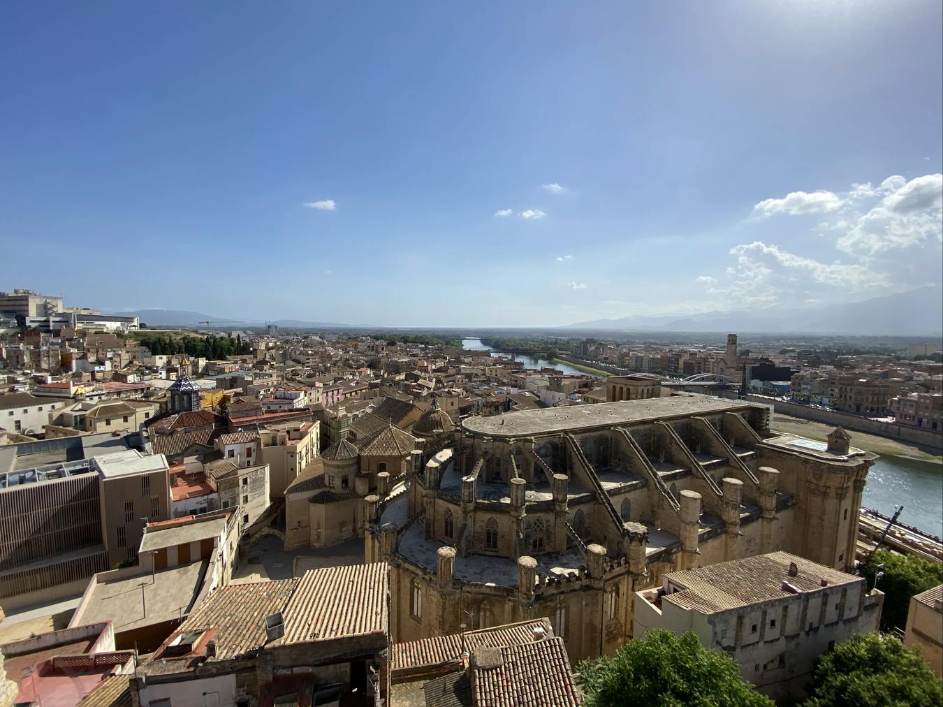 Vista de la catedral de Tortosa desde el mirador de la Zuda.