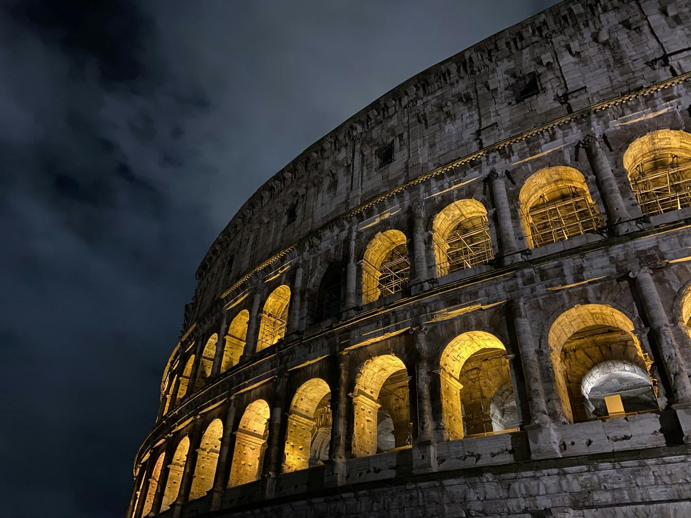 El Coliseo de noche.