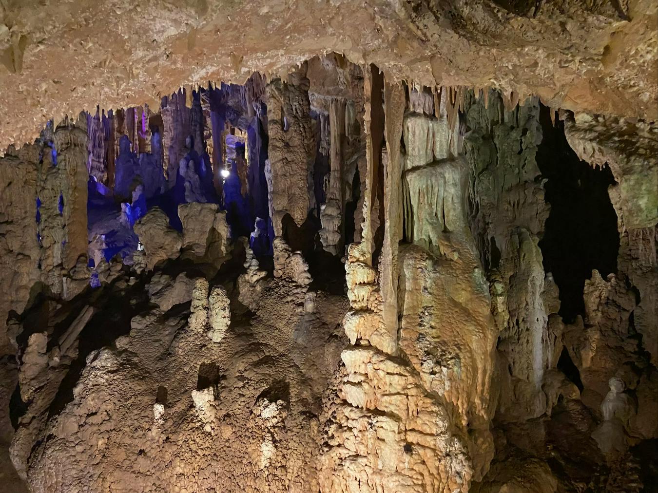Interior de la cueva Sfendoni