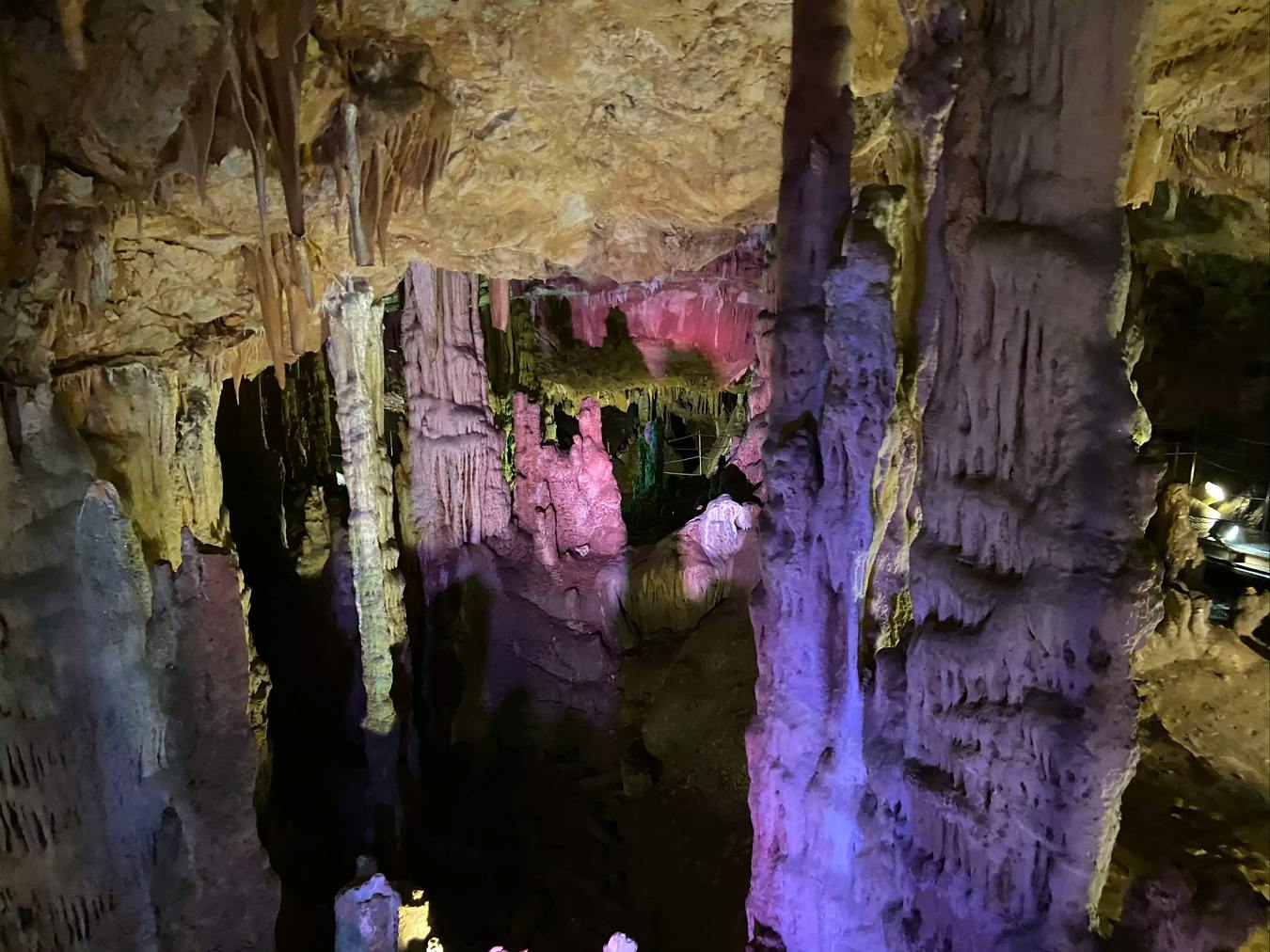 Luces de colores en la cueva Sfendoni