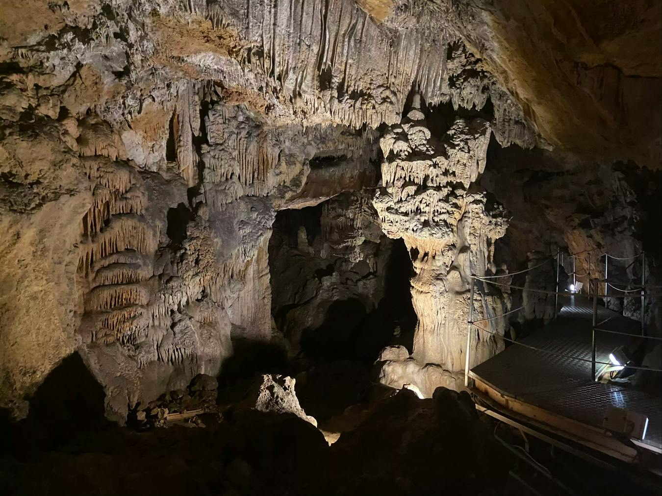 Interior de la Cueva Sfendoni en Zoniana.