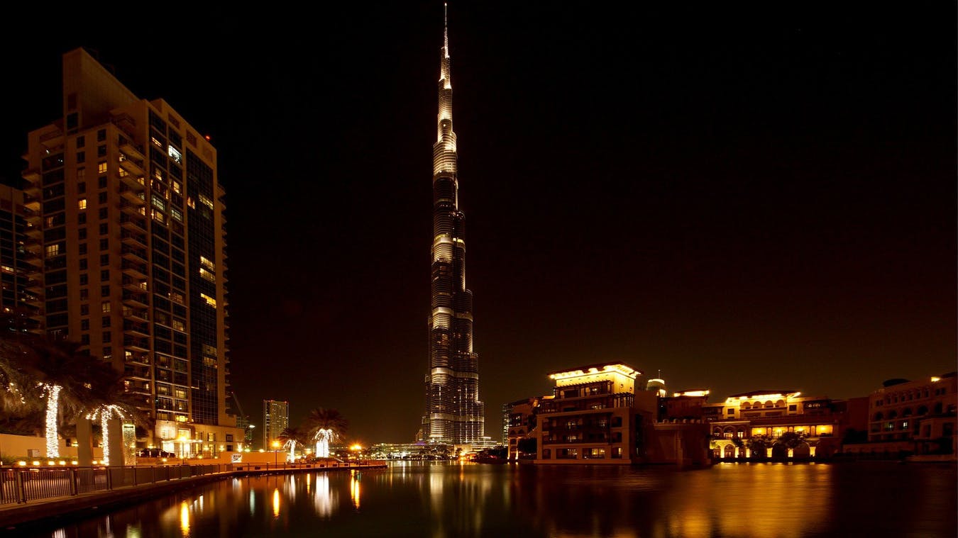 El Burj Khalifa de noche, el edificio más importante de Dubái y el más alto del mundo.