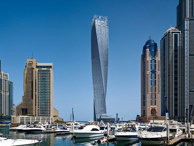 Cayan Tower, famoso edificio de Dubái por su forma en espiral, visto desde el puerto de Dubai Marina.