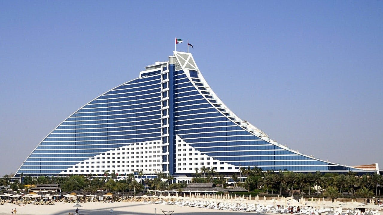 Jumeirah Beach hotel, emblemático edificio de Dubái en forma de ola.