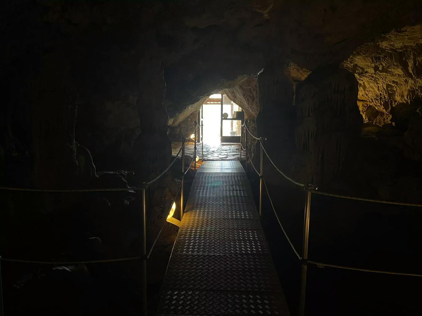 Pasarela de entrada a la cueva Sfendoni