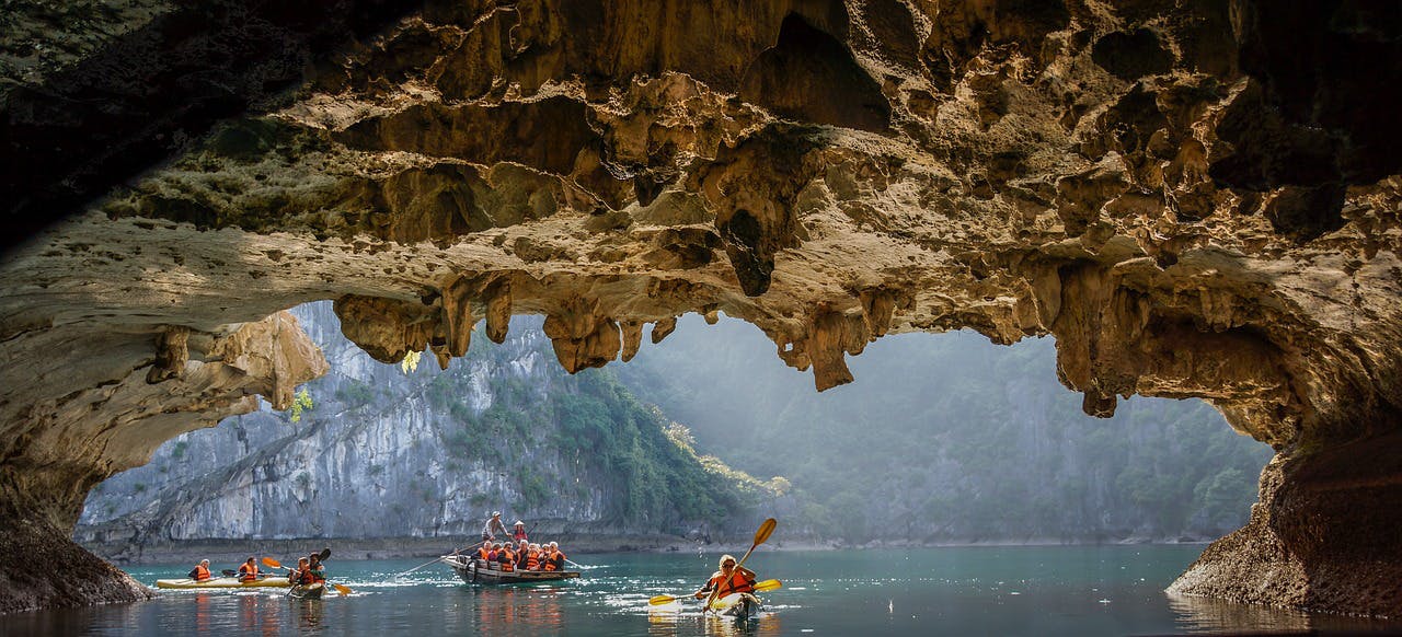 Actividad de kayak en una cueva acuática de la bahía de Halong.