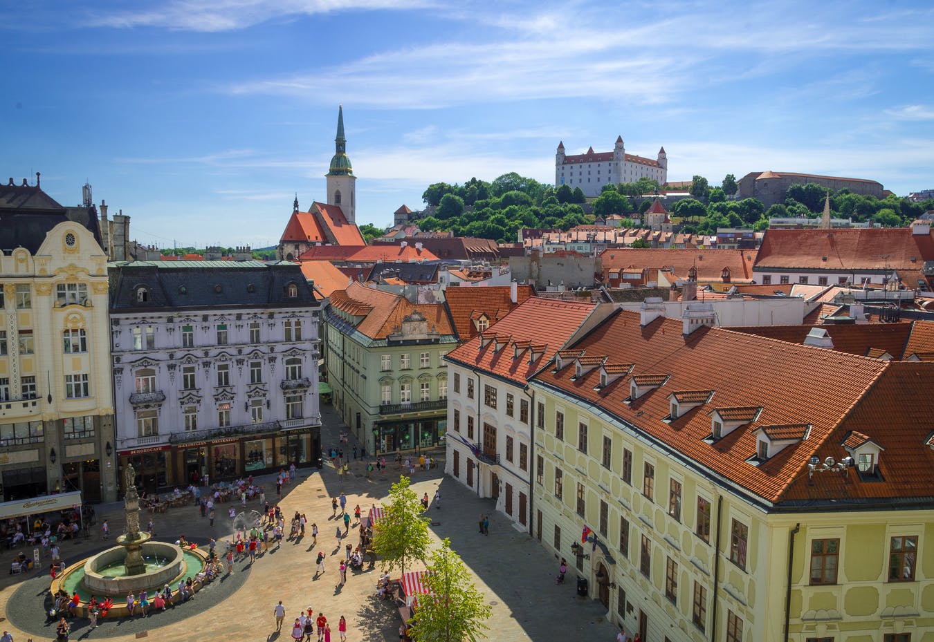 Vista aérea de la plaza Hlavné námestie de Bratislava.