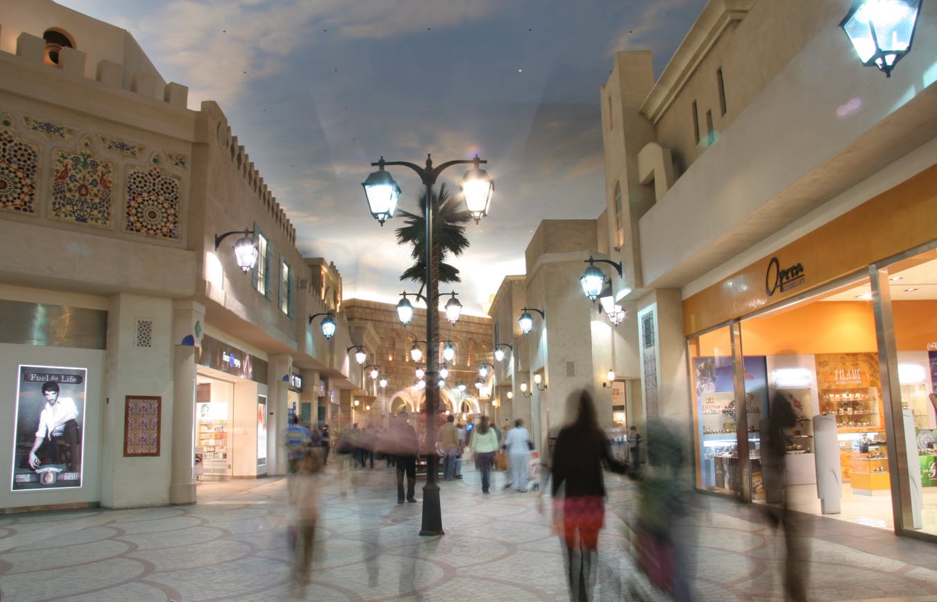 Pasillo interior del centro comercial Ibn Battuta Mall.