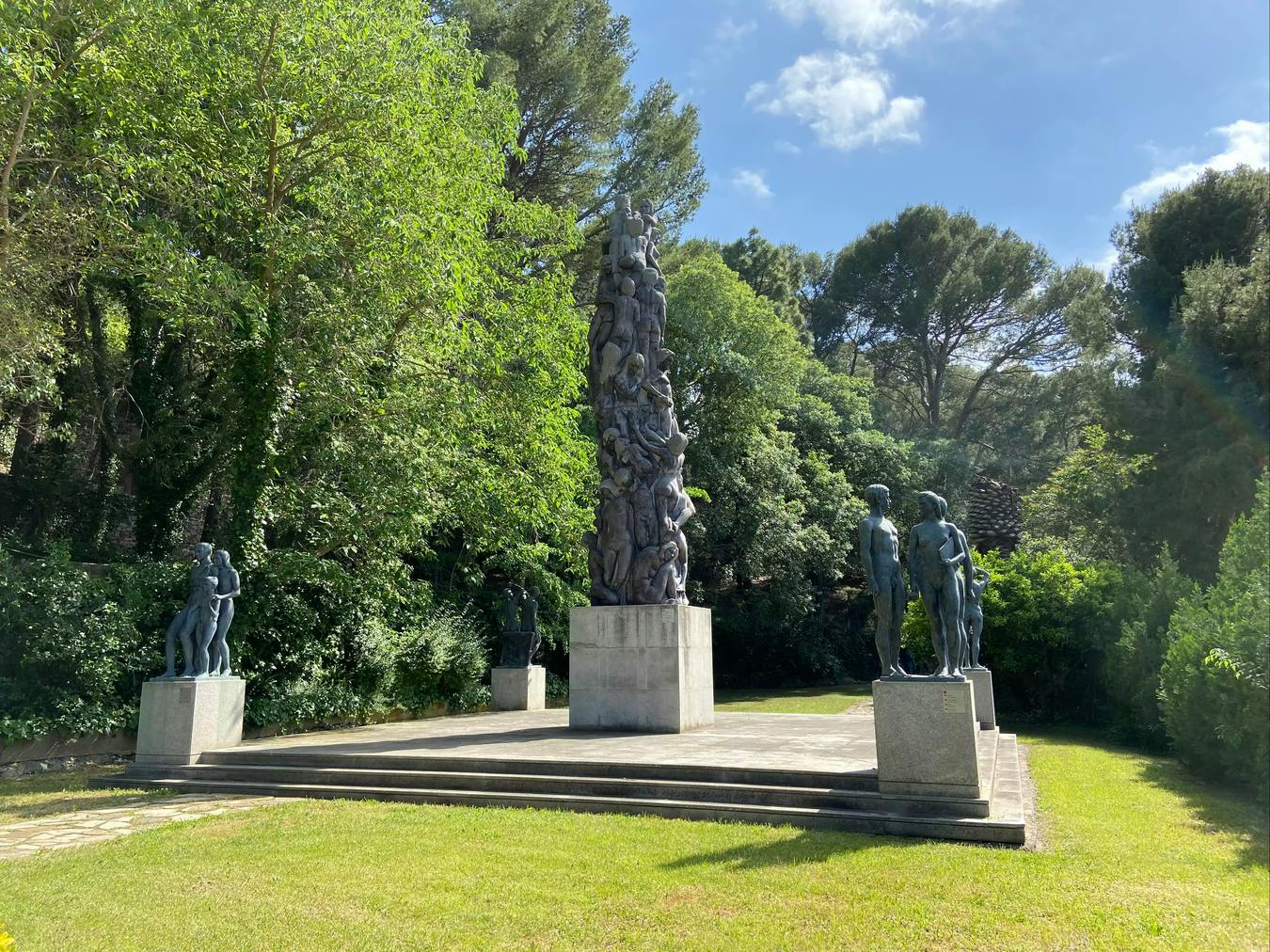 La escultura más grande de los Jardines del Príncipe de Tortosa (Escultura "La lucha de la Humanidad")