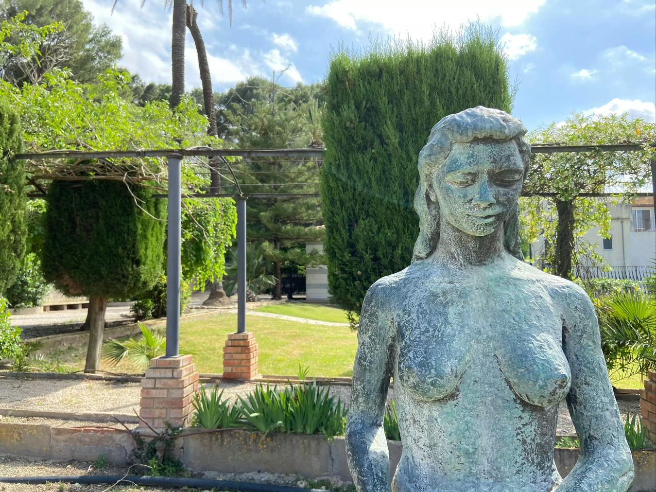 Una de las esculturas de los Jardines del Príncipe (Escultura "El hombre Primitivo")