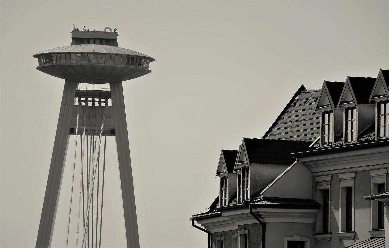 Foto de la torre UFO en blanco y negro.