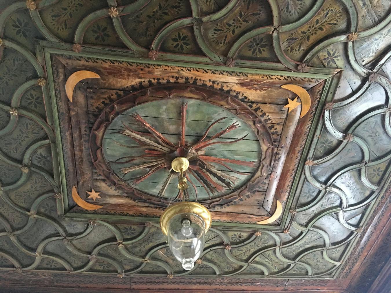 Lámpara en el techo del interior del Monasterio de los Derviches.