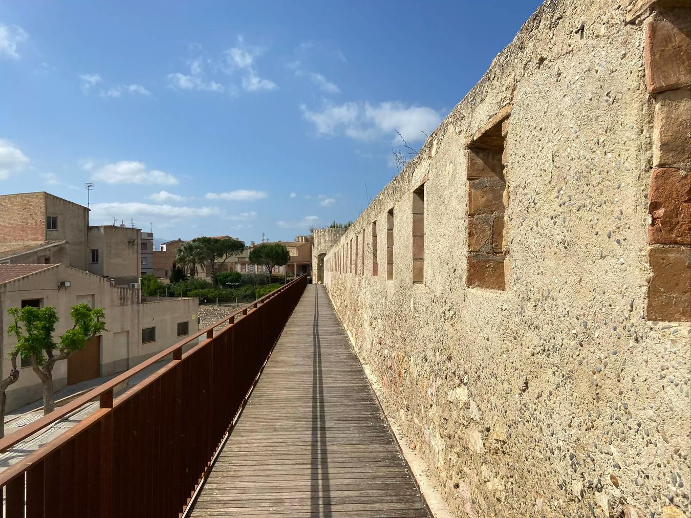 Camindo por la muralla de Tortosa.