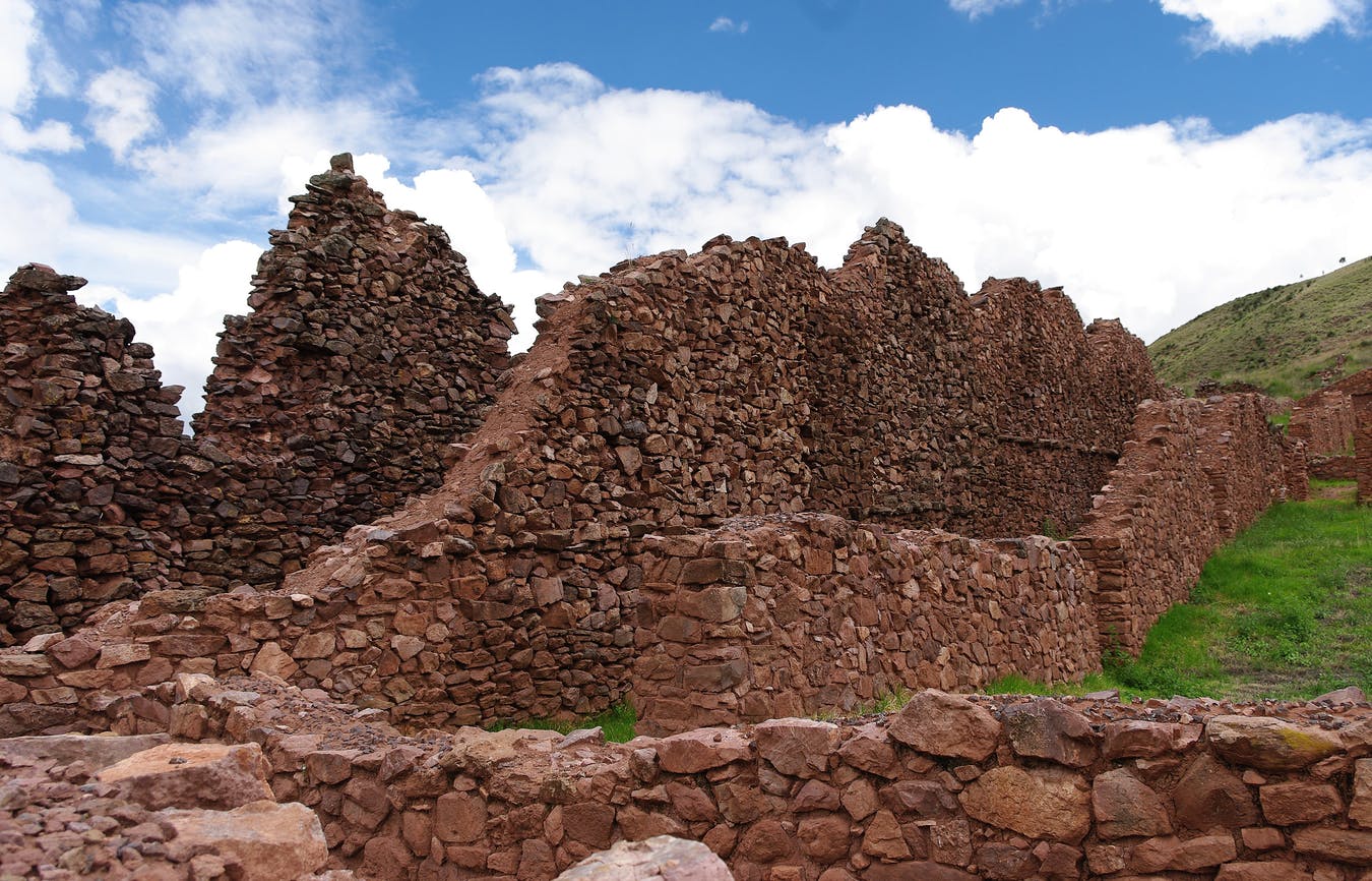 muros en ruinas en el recinto de Pikillacta.