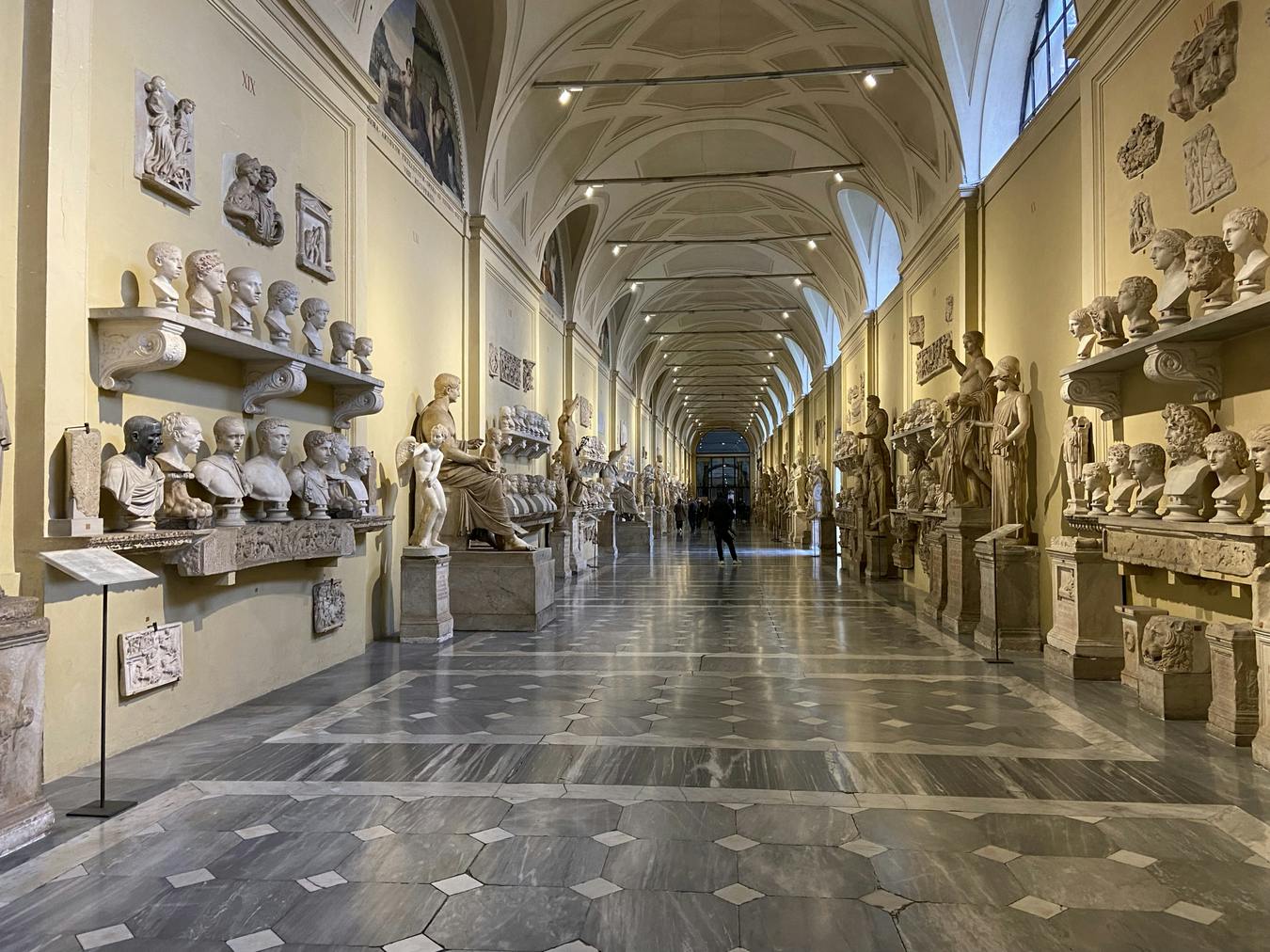 Pasillo de la exposición de esculturas de la antigua Roma en los Museos Vaticanos
