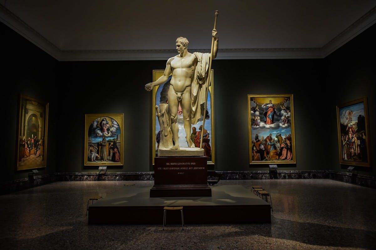 Obras pictóricas y escultura en el interior de la Pinacoteca di Brera