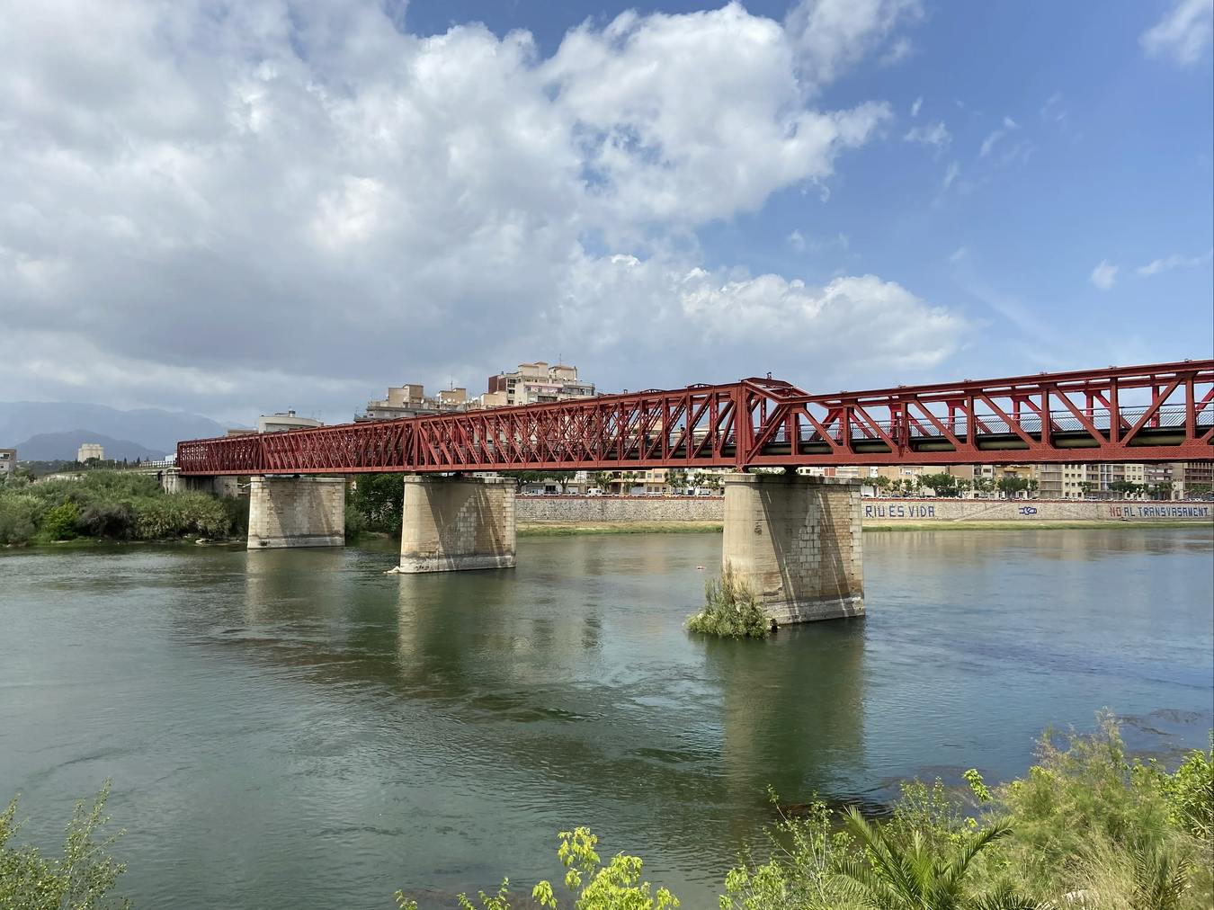 El Puente Rojo de Tortosa sobre el Ebro, antiguo puente del ferrocarril.